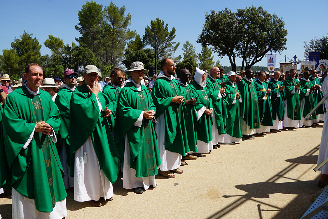Messe-dimanche-pretres